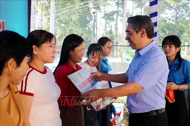 Ông Nguyễn Phước Lộc, Phó Bí thư Thành ủy Thành phố Hồ Chí Minh trao tặng vé máy bay cho công nhân lao động về quê đón Tết. Ảnh: Thanh Vũ-TTXVN