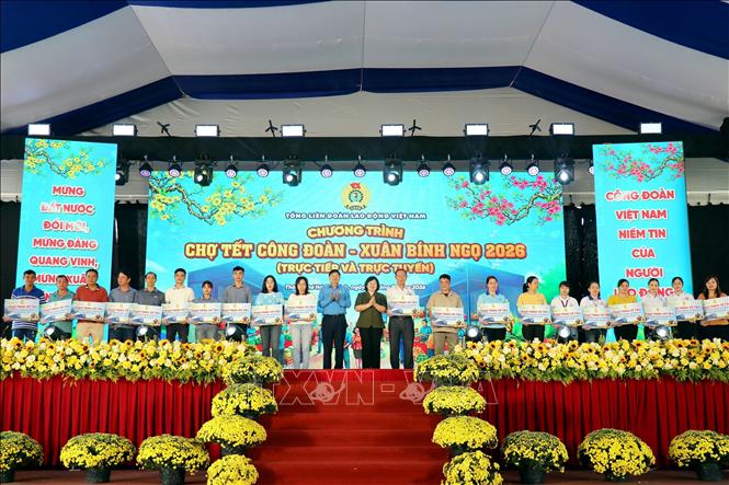 Lãnh đạo Tổng Liên đoàn Lao động Việt Nam và Thành ủy Thành phố Hồ Chí Minh trao tặng vé tàu cho công nhân lao động về quê đón Tết. Ảnh: Thanh Vũ-TTXVN