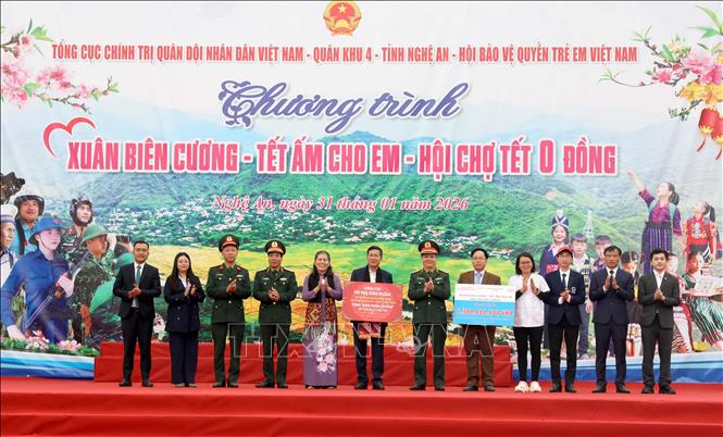 Ban tổ chức trao bảng tượng trưng “Khu vườn cổ tích” trị giá 50 triệu đồng của Phó Chủ tịch nước Võ Thị Ánh Xuân và các suất quà trị giá 5,3 tỷ đồng của Chương trình cho lãnh đạo UBND xã Tam Thái. Ảnh: Văn Tý-TTXVN