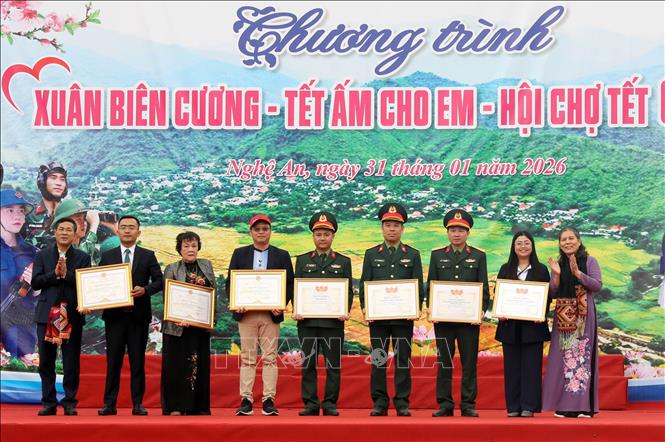 Ban tổ chức trao bằng khen của UBND tỉnh Nghệ An, Hội Bảo vệ Quyền trẻ em Việt Nam cho các tập thể, cá nhân xuất sắc. Ảnh: Văn Tý-TTXVN