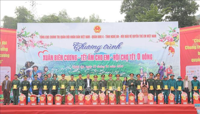 Ban tổ chức đã trao hơn 550 suất quà cho đối tượng chính sách, cán bộ chiến sĩ và trẻ em khó khăn xã Tam Thái (Nghệ An). Ảnh: Văn Tý-TTXVN 