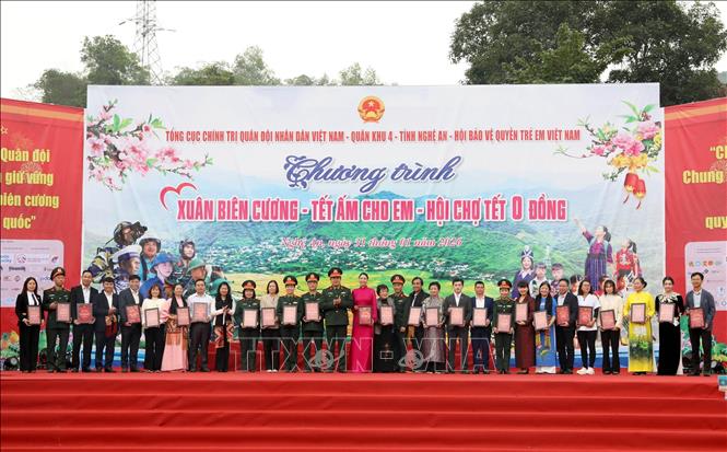 Ban tổ chức trao bảng vinh danh các nhà tài trợ Chương trình. Ảnh: Văn Tý-TTXVN 