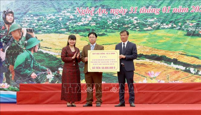 Quỹ học bổng Vừ A Dính tặng 50 suất học bổng cho học sinh đồng bào dân tộc thiểu số. Ảnh: Văn Tý-TTXVN