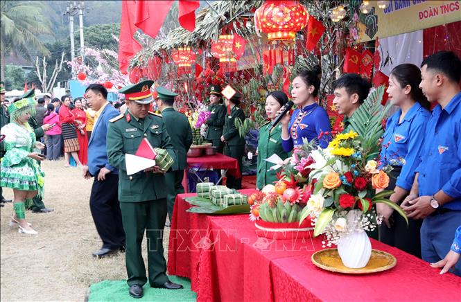 Ban tổ chức chấm điểm phần thi gói bánh chưng tại chương trình. Ảnh: Văn Tý-TTXVN