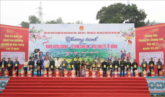 Ban tổ chức đã trao hơn 550 suất quà cho đối tượng chính sách, cán bộ chiến sĩ và trẻ em có hoàn cảnh khó khăn xã Tam Thái (Nghệ An). Ảnh: Văn Tý-TTXVN 