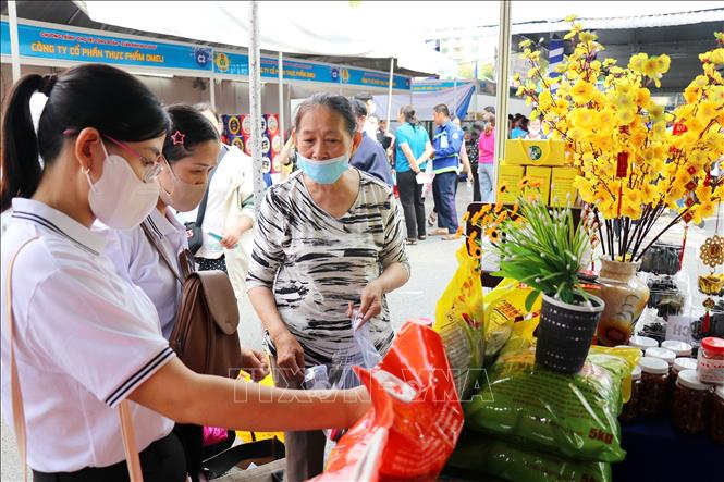 Đông đảo công nhân lao động mua sắm Tết tại “Chợ Tết Công đoàn
