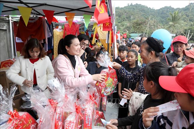 Người dân mua sắm miễn phí tại các gian hàng 0 đồng. Ảnh: Văn Tý-TTXVN