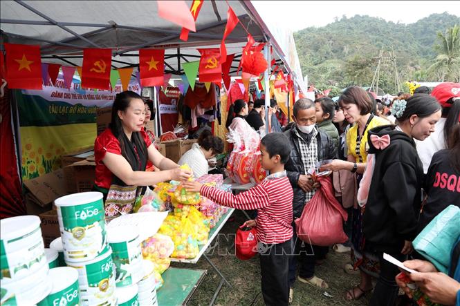 Người dân mua sắm miễn phí tại các gian hàng 0 đồng. Ảnh: Văn Tý-TTXVN