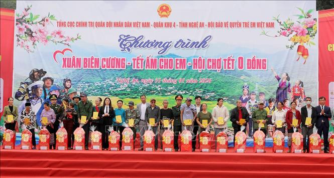 Ban tổ chức đã trao hơn 550 suất quà cho đối tượng chính sách, cán bộ chiến sĩ và trẻ em có hoàn cảnh khó khăn ở xã Tam Thái (Nghệ An). Ảnh: Văn Tý-TTXVN 