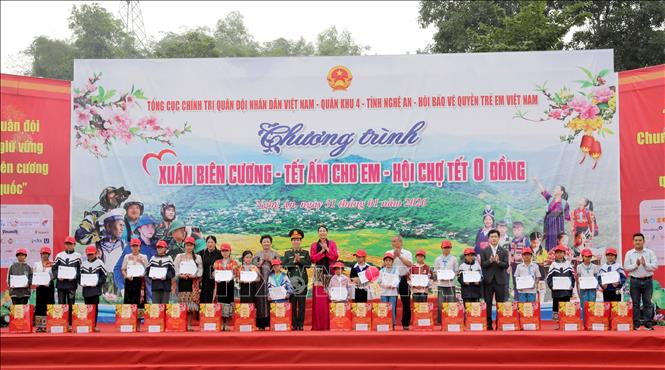 Ban tổ chức đã trao hơn 550 suất quà cho đối tượng chính sách, cán bộ chiến sĩ và trẻ em hoàn cảnh khó khăn xã Tam Thái (Nghệ An). Ảnh: Văn Tý-TTXVN 