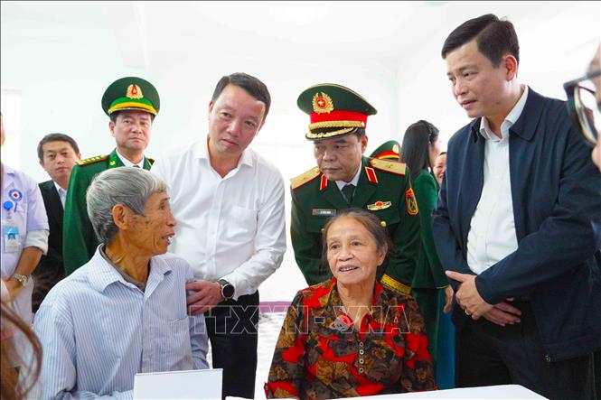 Lãnh đạo Quân khu 4 và tỉnh Hà Tĩnh thăm hỏi người dân vùng biên đến tham gia hoạt động khám chữa bệnh tại ngày hội. Ảnh: Hữu Quyết - TTXVN