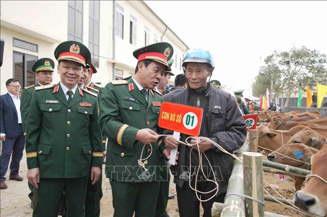 Thượng tướng Lê Đức Thái, Thứ trưởng Bộ Quốc phòng trao bò giống hỗ trợ người dân vùng biên Hà Tĩnh. Ảnh: Hữu Quyết - TTXVN