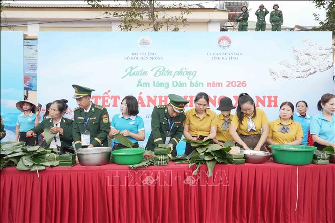 Quân và dân vùng biên tham gia hoạt động gói bánh chưng. Ảnh: Hữu Quyết - TTXVN