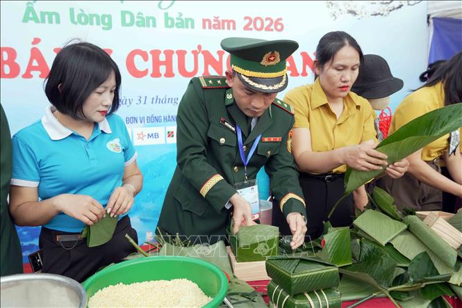 Quân và dân vùng biên tham gia hoạt động gói bánh chưng. Ảnh: Hữu Quyết - TTXVN