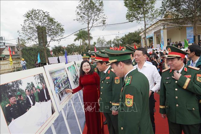 Các đại biểu tham quan triển lãm ảnh. Ảnh: Hữu Quyết - TTXVN