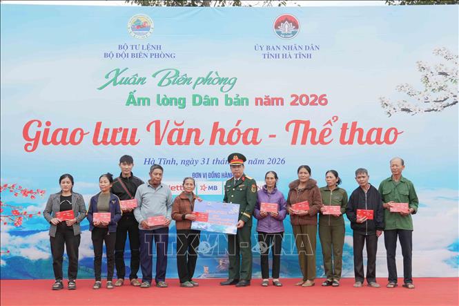 Đại diện nhà tài trợ trao quà hỗ trợ người dân vùng biên. Ảnh: Hữu Quyết - TTXVN