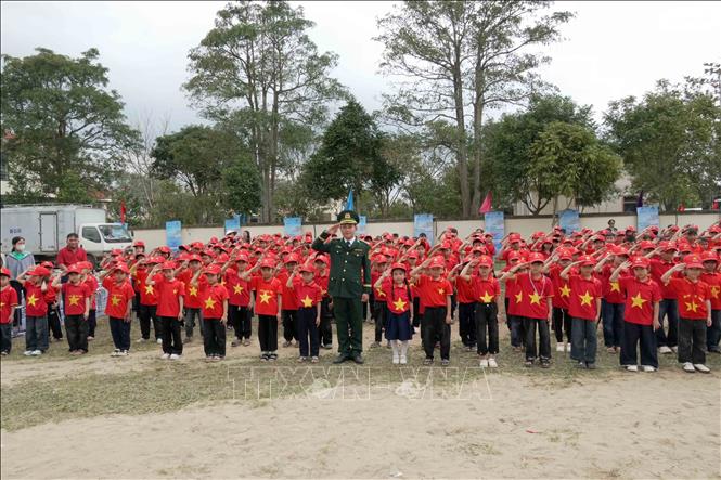 Học sinh tại xã Hương Xuân tham gia chương trình “Xuân biên phòng ấm lòng dân bản”. Ảnh: Hữu Quyết - TTXVN