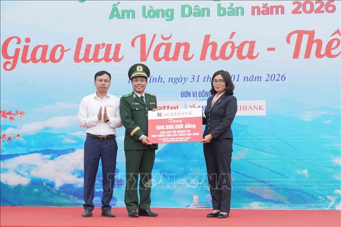 Đại diện nhà tài trợ trao quà hỗ trợ người dân vùng biên. Ảnh: Hữu Quyết - TTXVN