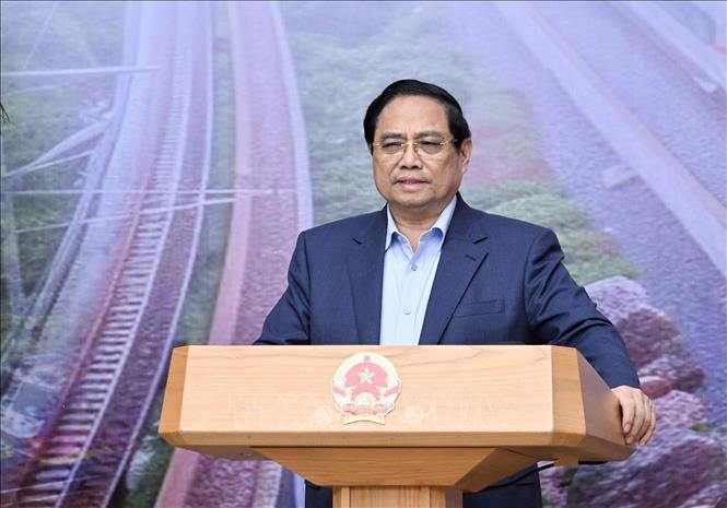 Thủ tướng Phạm Minh Chính chủ trì Phiên họp thứ sáu của Ban Chỉ đạo các công trình trọng điểm, dự án quan trọng quốc gia lĩnh vực đường sắt. Ảnh: Dương Giang-TTXVN 