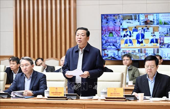 Bộ trưởng Bộ Xây dựng Trần Hồng Minh báo cáo tiến độ các dự án đường sắt. Ảnh: Dương Giang-TTXVN