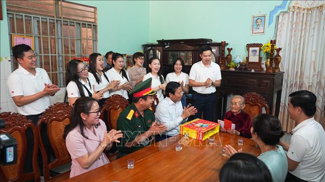 Đoàn công tác hát chúc mừng sinh nhật Mẹ Việt Nam Anh hùng Nguyễn Thị Sự (93 tuổi, ngụ xã Hòa Hội, tỉnh Tây Ninh). Ảnh: Minh Phú – TTVXN