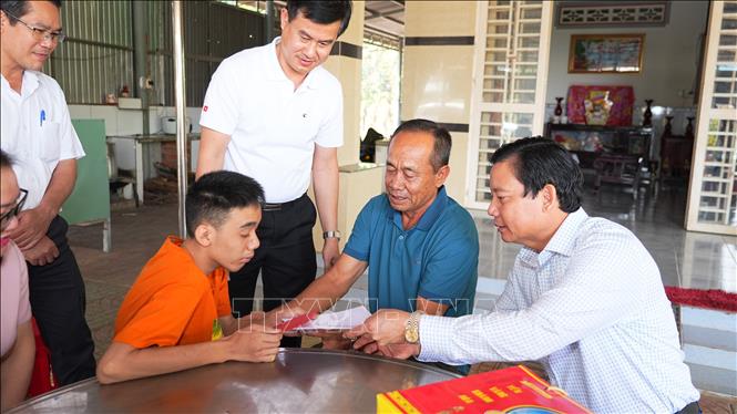 Lãnh đạo tỉnh Tây Ninh trao quà, động viên thiếu nhi bị ảnh hưởng bởi chất độc da cam tại xã Hòa Hội, tỉnh Tây Ninh. Ảnh: Minh Phú – TTVXN