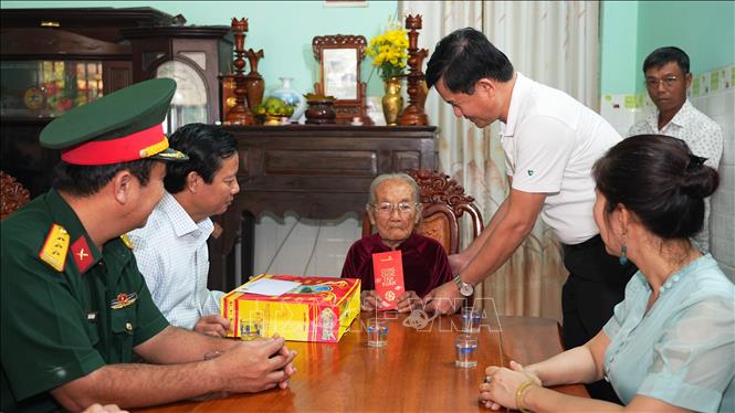 Đại diện Ngân hàng Vietcombank Thành phố Hồ Chí Minh thăm hỏi sức khỏe, đời sống sinh hoạt và tặng quà Tết cho Mẹ Việt Nam Anh hùng Nguyễn Thị Sự (93 tuổi, ngụ xã Hòa Hội, tỉnh Tây Ninh). Ảnh: Minh Phú – TTVXN