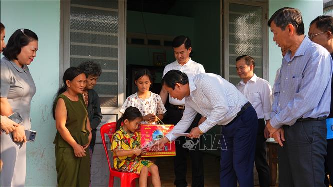 Lãnh đạo UBND tỉnh Tây Ninh trao quà Tết cho trẻ em có hoàn cảnh đặc biệt khó khăn tại xã biên giới Ninh Điền. Ảnh: Minh Phú – TTVXN
