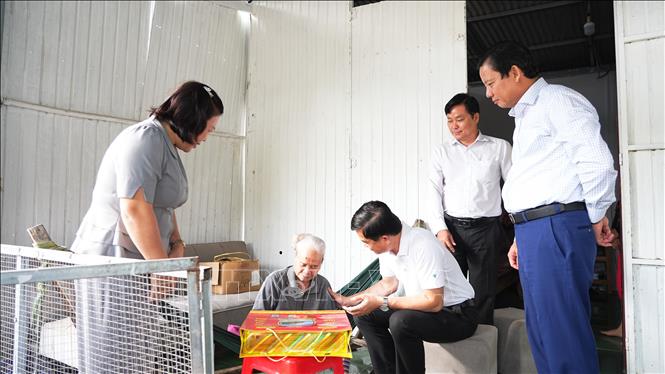 Đoàn công tác trao quà Tết cho các hộ dân có hoàn cảnh khó khăn vùng biên giới. Ảnh: Minh Phú – TTVXN