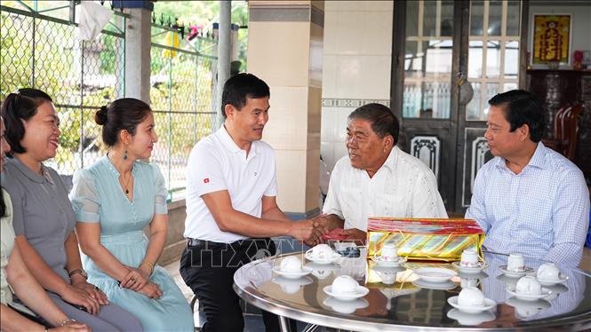 Phó Chủ tịch UBND tỉnh Tây Ninh Phạm Tấn Hòa thăm hỏi, động viên gia đình thương binh trên địa bàn xã Ninh Điền. Ảnh: Minh Phú – TTVXN
