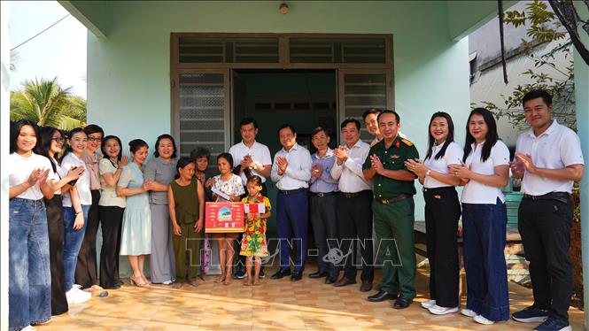 Đoàn công tác thăm, tặng quà hộ nghèo và gia đình chính sách nhân dịp Tết Nguyên đán Bính Ngọ 2026. Ảnh: Minh Phú – TTVXN