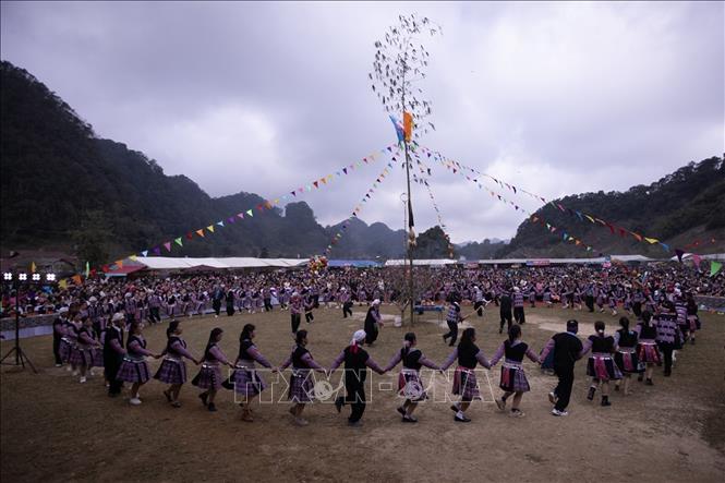 Phần hội diễn ra sôi nổi, rộn ràng với hình ảnh các chàng trai, cô gái, người già, trẻ nhỏ người Mông nắm tay nhau múa vòng quanh cây nêu trong tiếng khèn Mông. Ảnh: Trọng Đạt-TTXVN