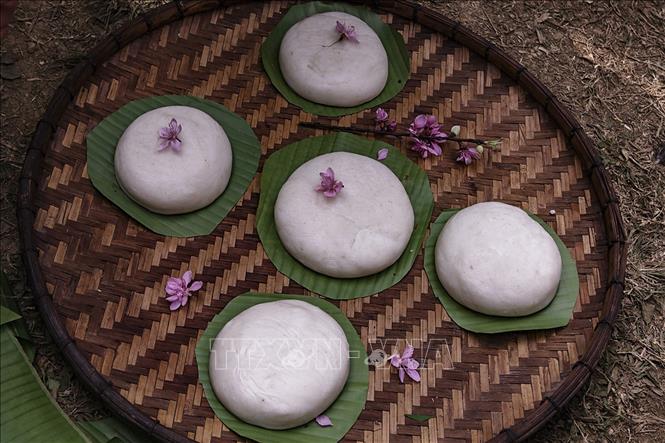 Những chiếc bánh dày tròn mịn được trình bày đẹp mắt tại phần thi dã bánh dày trong ngày hội. Ảnh: Trọng Đạt-TTXVN