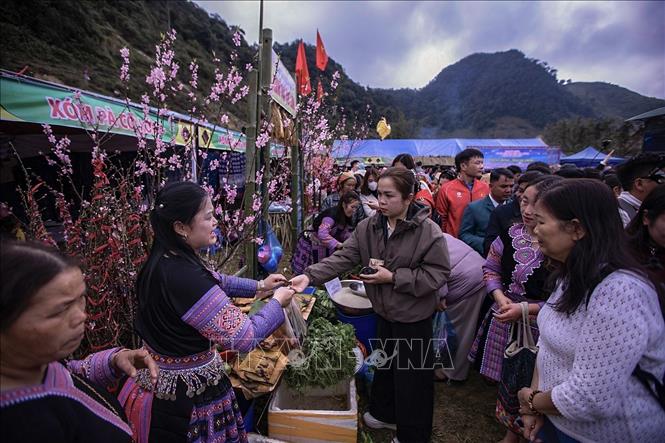 Không gian trưng bày và bán hàng nông sản của dân tộc Mông tại lễ hội. Ảnh: Trọng Đạt-TTXVN
