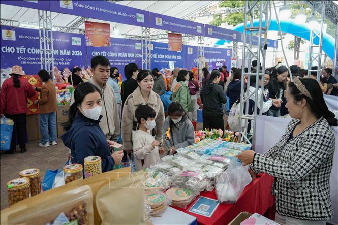 Các gian hàng với hàng hóa đa dạng, phong phú, thu hút sự quan tâm mua sắm của đông đảo công nhân lao động. Ảnh: Minh Nghĩa – TTXVN