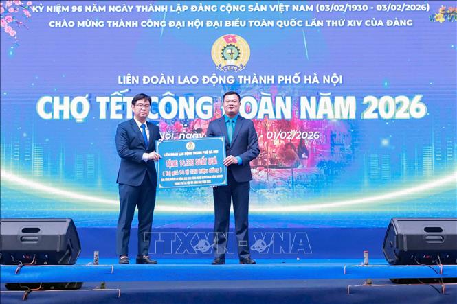 Lãnh đạo Liên đoàn Lao động thành phố Hà Nội trao biển hỗ trợ cho công nhân lao động có hoàn cảnh khó khăn dịp Tết Bính Ngọ 2026. Ảnh: Minh Nghĩa – TTXVN