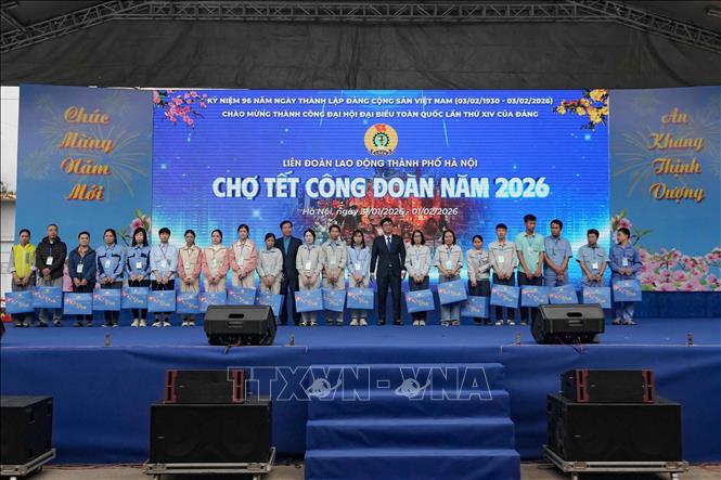 Lãnh đạo Liên đoàn Lao động thành phố Hà Nội trao các suất quà hỗ trợ cho công nhân lao động có hoàn cảnh khó khăn nhân dịp Tết Nguyên đán Bính Ngọ 2026. Ảnh: Minh Nghĩa – TTXVN