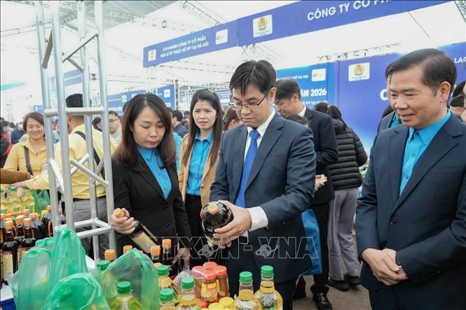 Các đại biểu tham quan các gian hàng và kiểm tra chất lượng sản phẩm được bày bán phục vụ công nhân tại Chợ Tết. Ảnh: Minh Nghĩa – TTXVN