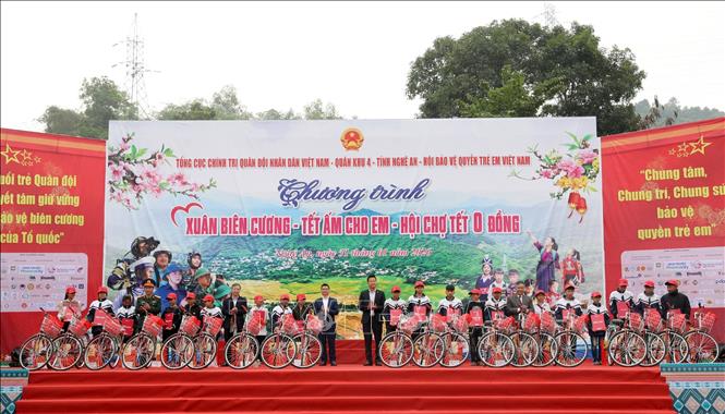 Ban tổ chức đã trao hơn 550 suất quà cho đối tượng chính sách, cán bộ chiến sĩ và trẻ em có hoàn cảnh khó khăn xã Tam Thái (Nghệ An). Ảnh: Văn Tý-TTXVN 