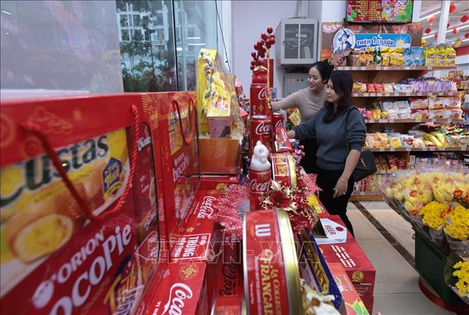 Người dân lựa chọn hàng hóa tại WinMart+ Royal City. Ảnh: Trần Việt - TTXVN