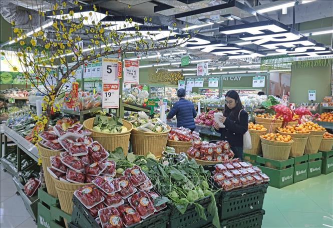 Hàng hóa dồi dào bày bán tại WinMart Royal City. Ảnh: Trần Việt - TTXVN