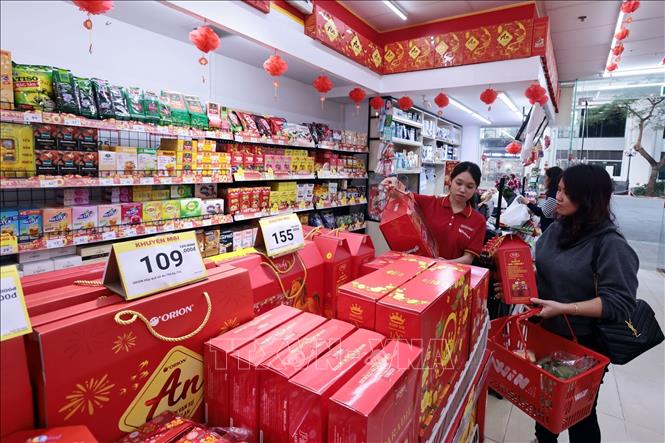 Người dân lựa chọn hàng hóa tại WinMart+ Royal City. Ảnh: Trần Việt - TTXVN