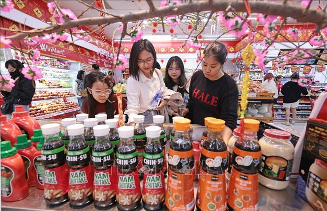 Các gian hàng được trưng bày với không khí Tết tại WinMart+ Royal City. Ảnh: Trần Việt - TTXVN