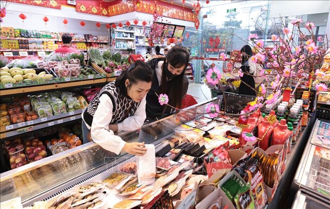 Người dân lựa chọn hàng hóa tại WinMart+ Royal City. Ảnh: Trần Việt - TTXVN