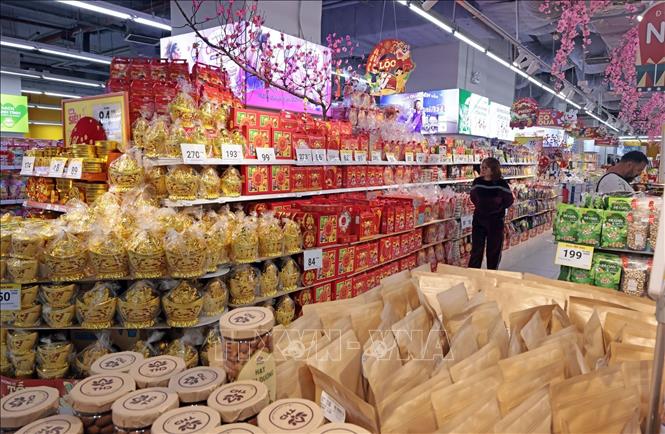 Hàng hóa dồi dào bày bán tại WinMart Royal City. Ảnh: Trần Việt - TTXVN