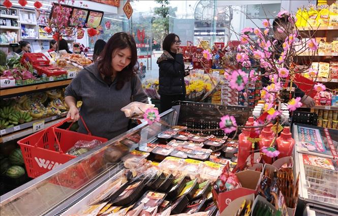 Các gian hàng được trưng bày với không khí Tết tại WinMart+ Royal City. Ảnh: Trần Việt - TTXVN