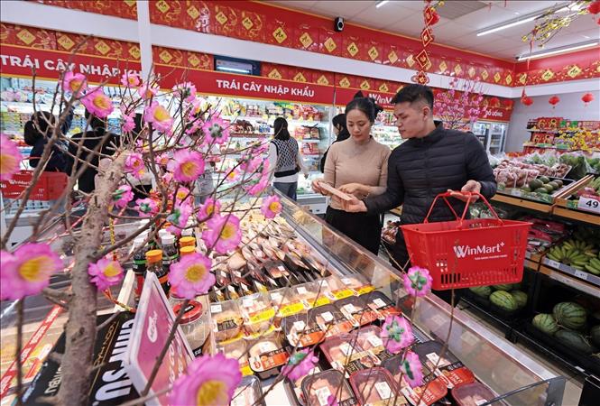 Các gian hàng được trưng bày với không khí Tết tại WinMart+ Royal City. Ảnh: Trần Việt - TTXVN