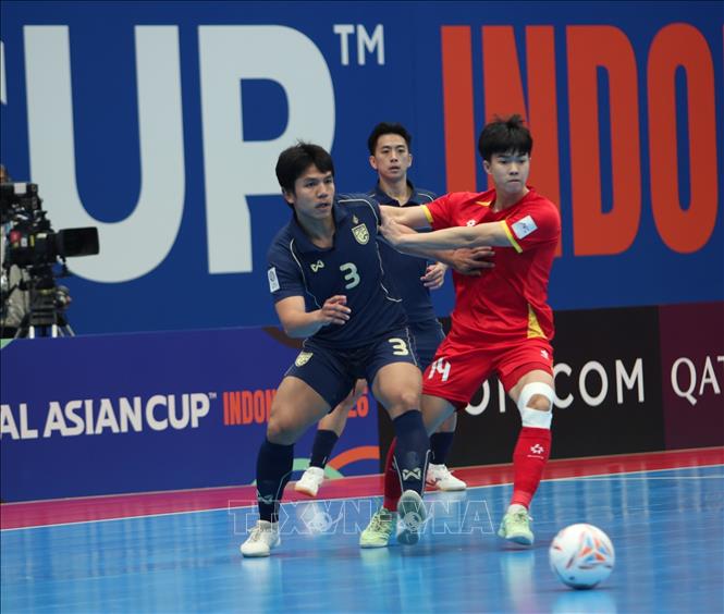 Các cầu thủ tranh bóng trong trận đấu. Ảnh: VFF-TTXVN phát 