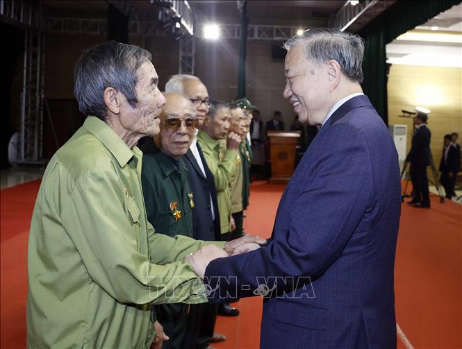 Tổng Bí thư Tô Lâm tặng quà cho các gia đình chính sách. Ảnh: Thống Nhất – TTXVN