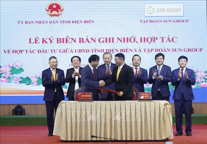 Tổng Bí thư Tô Lâm chứng kiến lễ ký biên bản hợp tác giữa UBND tỉnh Điện Biên và Tập đoàn Sun Group. Ảnh: Thống Nhất – TTXVN